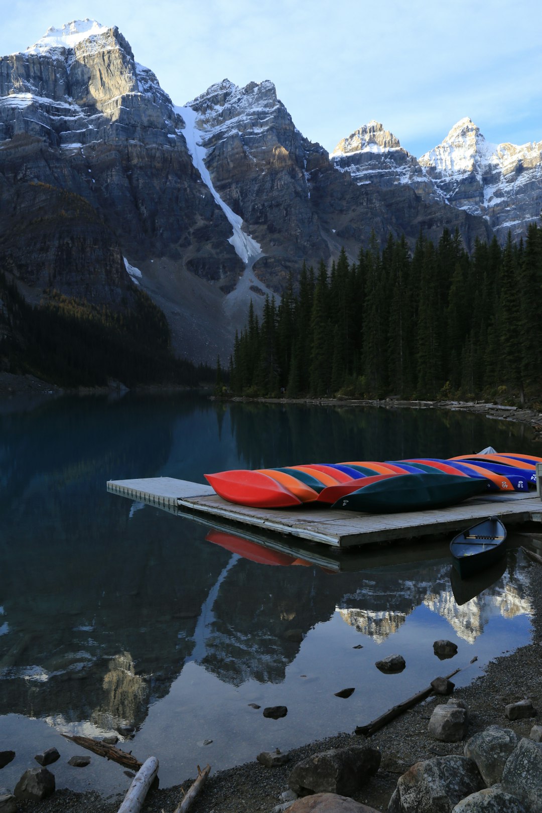 red and white boat on lake near green trees and mountain during daytime