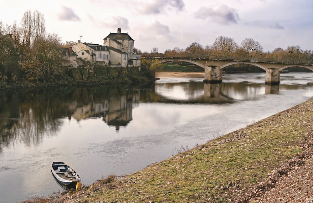 weißes und schwarzes Boot tagsüber auf dem Fluss