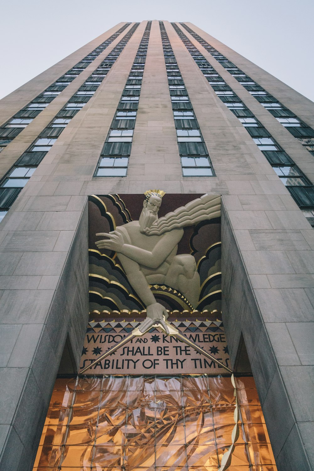 estátua de ouro do homem no topo do edifício