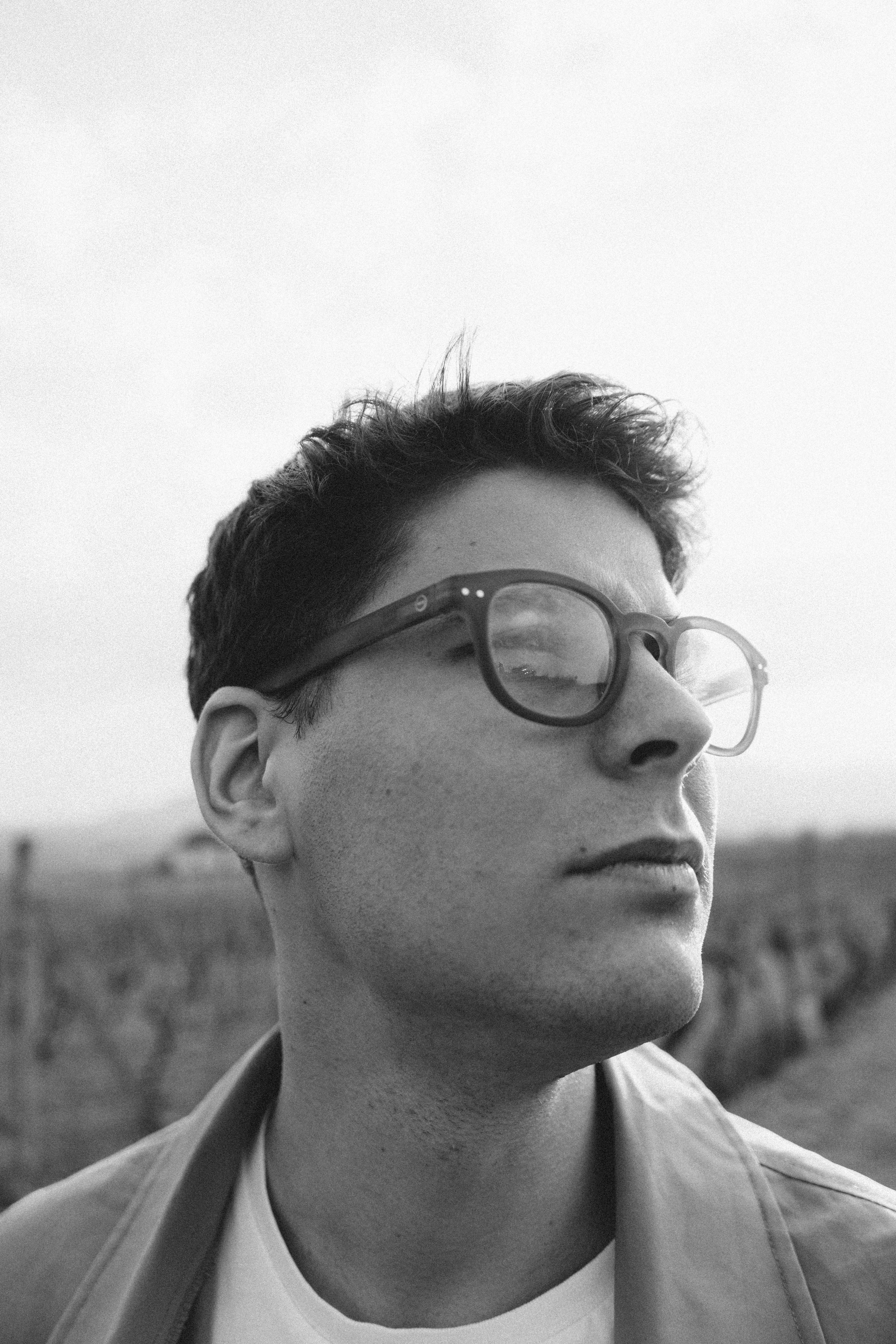 homme portant des lunettes à monture noire