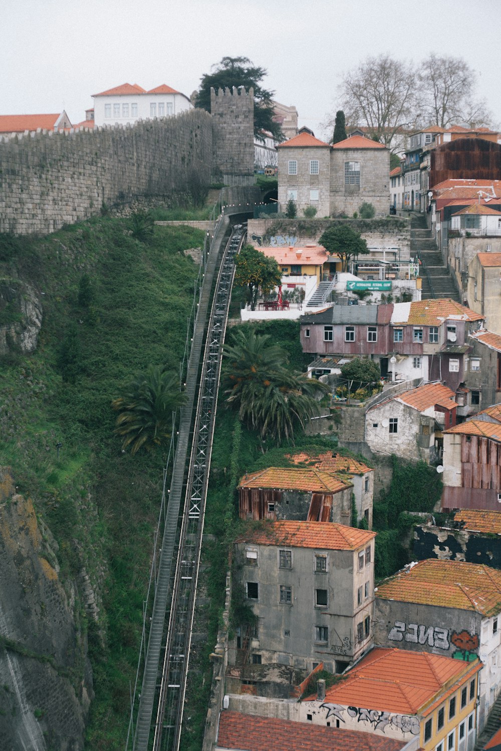 Maisons en béton brun et blanc sur la montagne