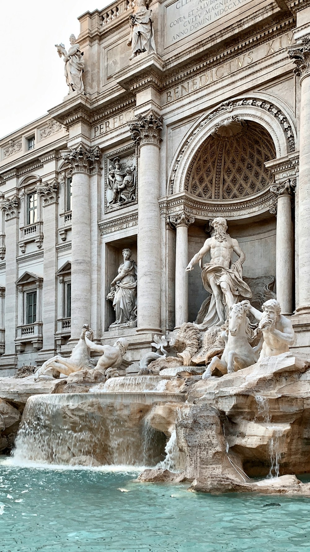 fontaine de statue en béton gris devant le bâtiment