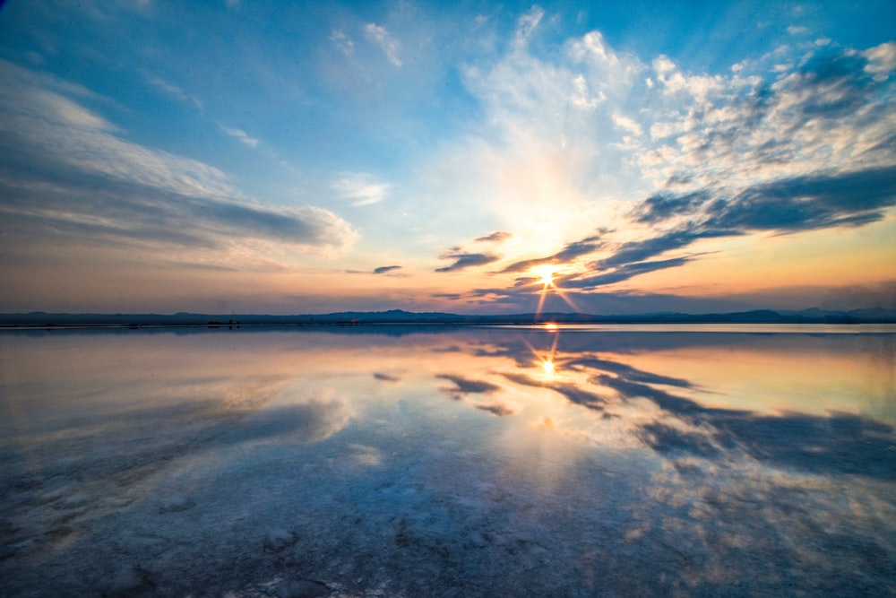 cielo blu e nuvole bianche sul mare