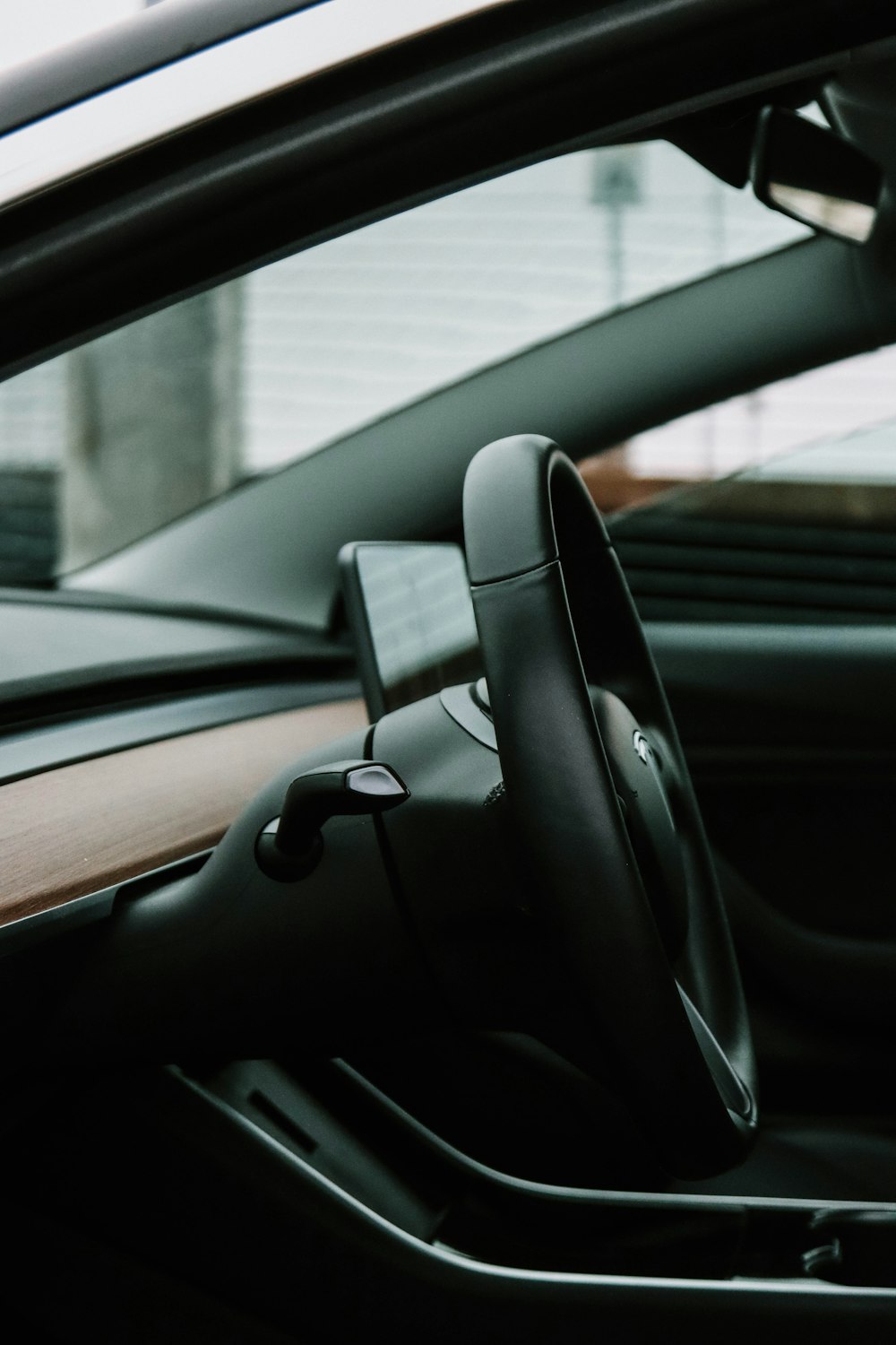 Puerta negra del coche durante el día