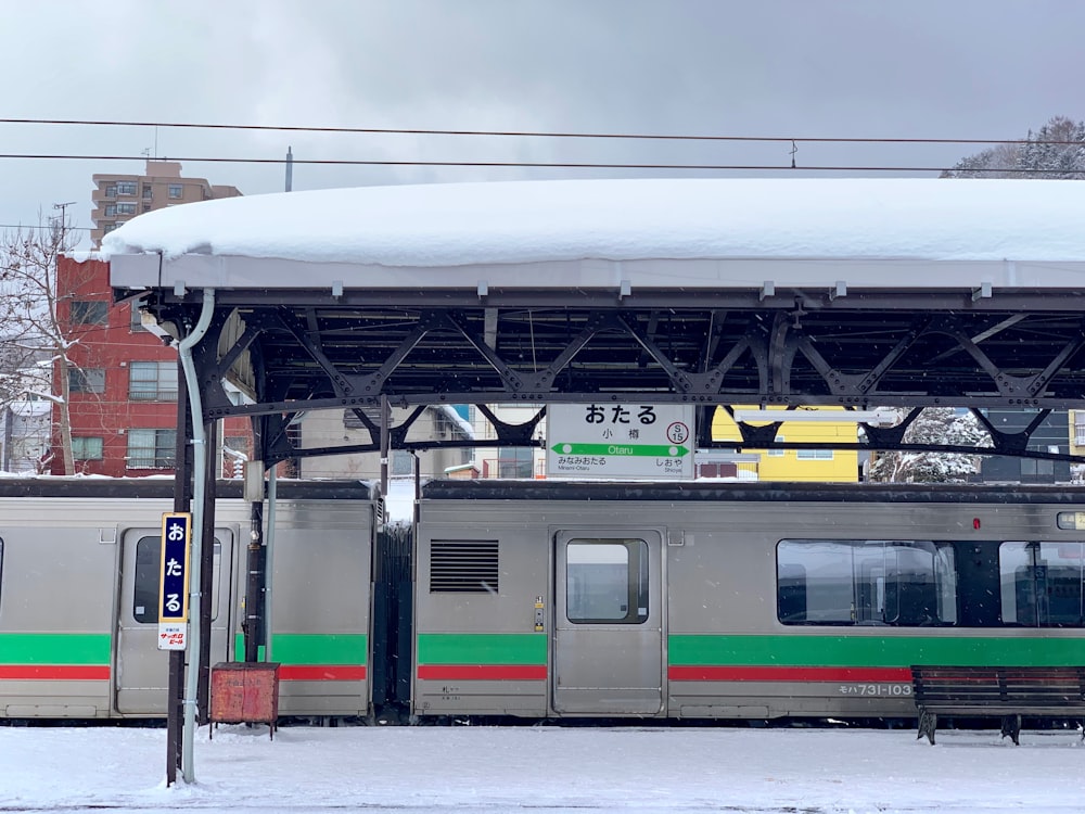 Tren blanco y verde en la estación de tren durante el día