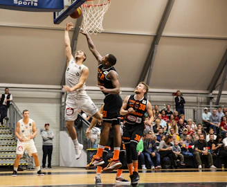 joueurs de basketball en train de marquer un panier