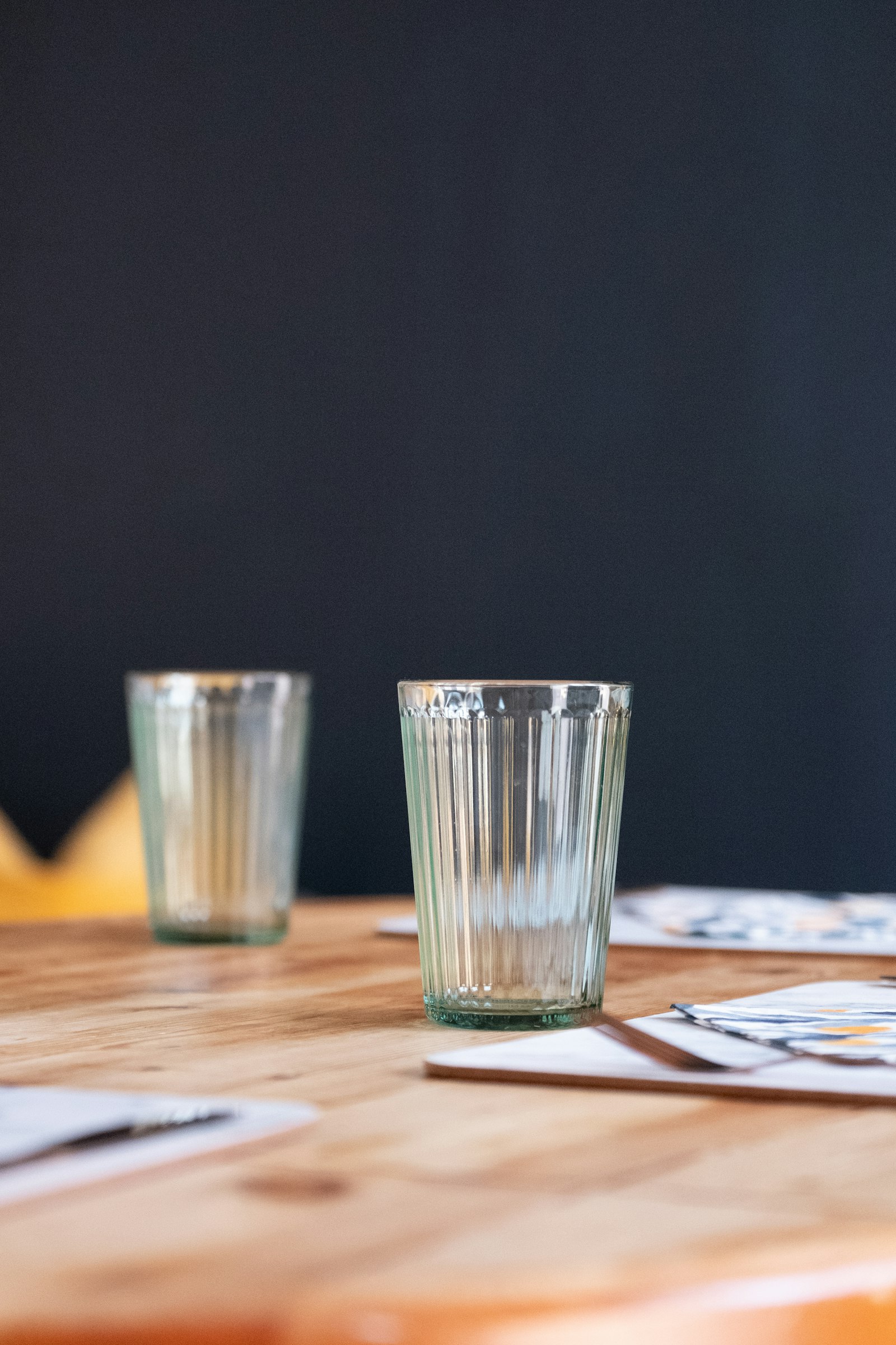 Deux verres cannelés sur une table en bois