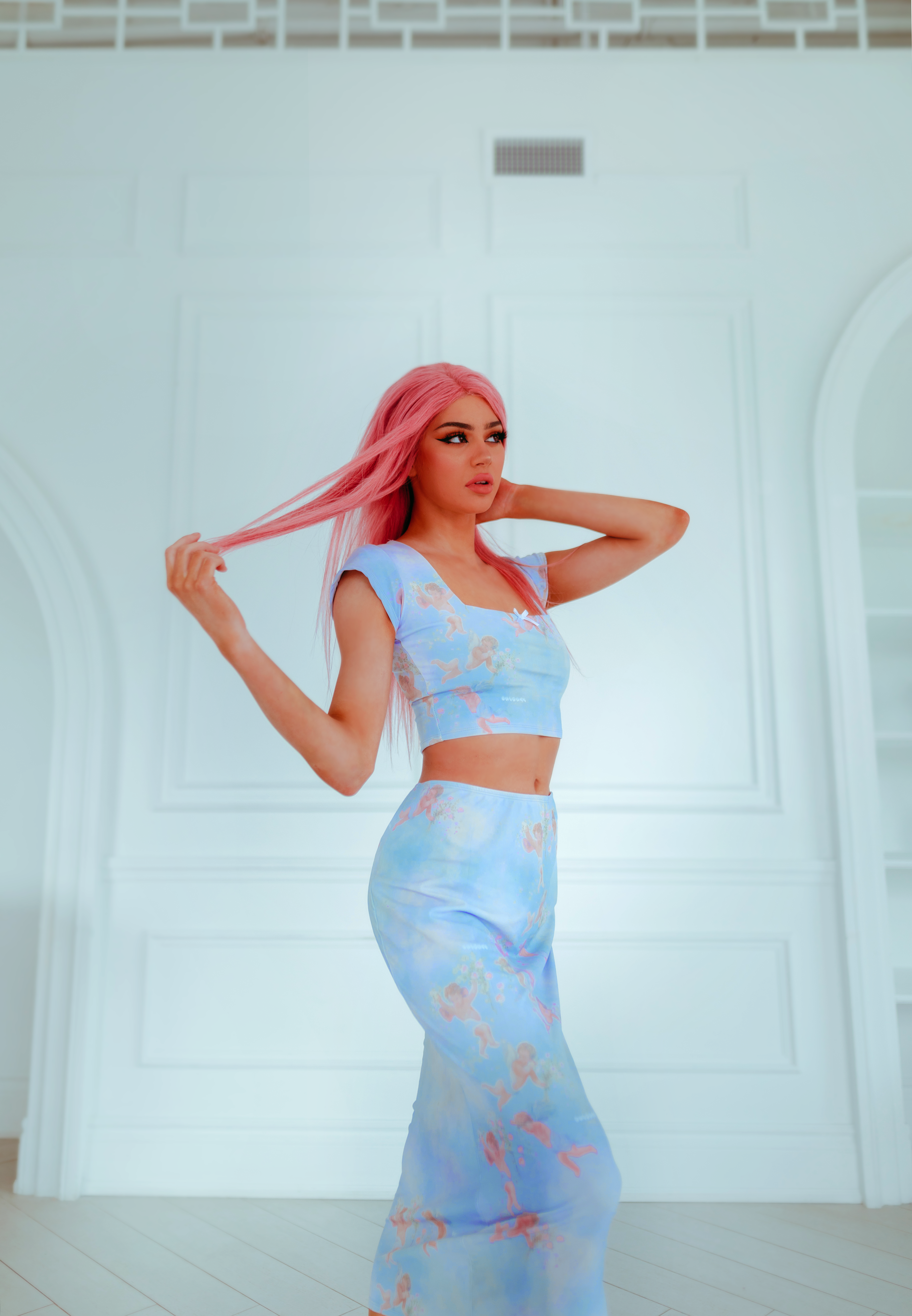 mulher em regata azul e branca e shorts jeans azuis