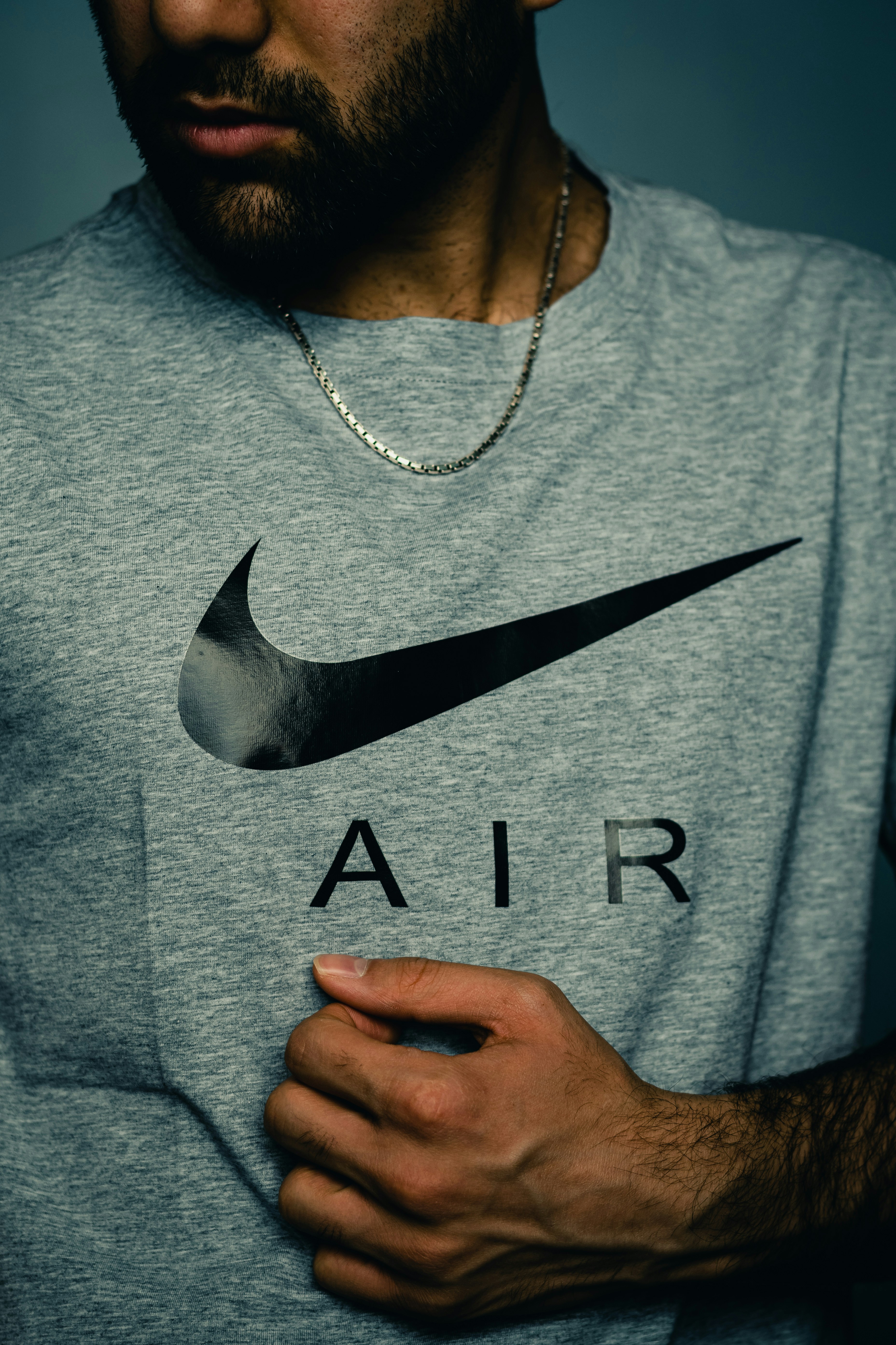 グレーのナイキ クルーネック シャツを着た男