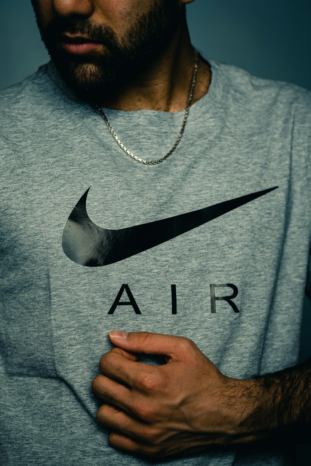 man in gray nike crew neck shirt