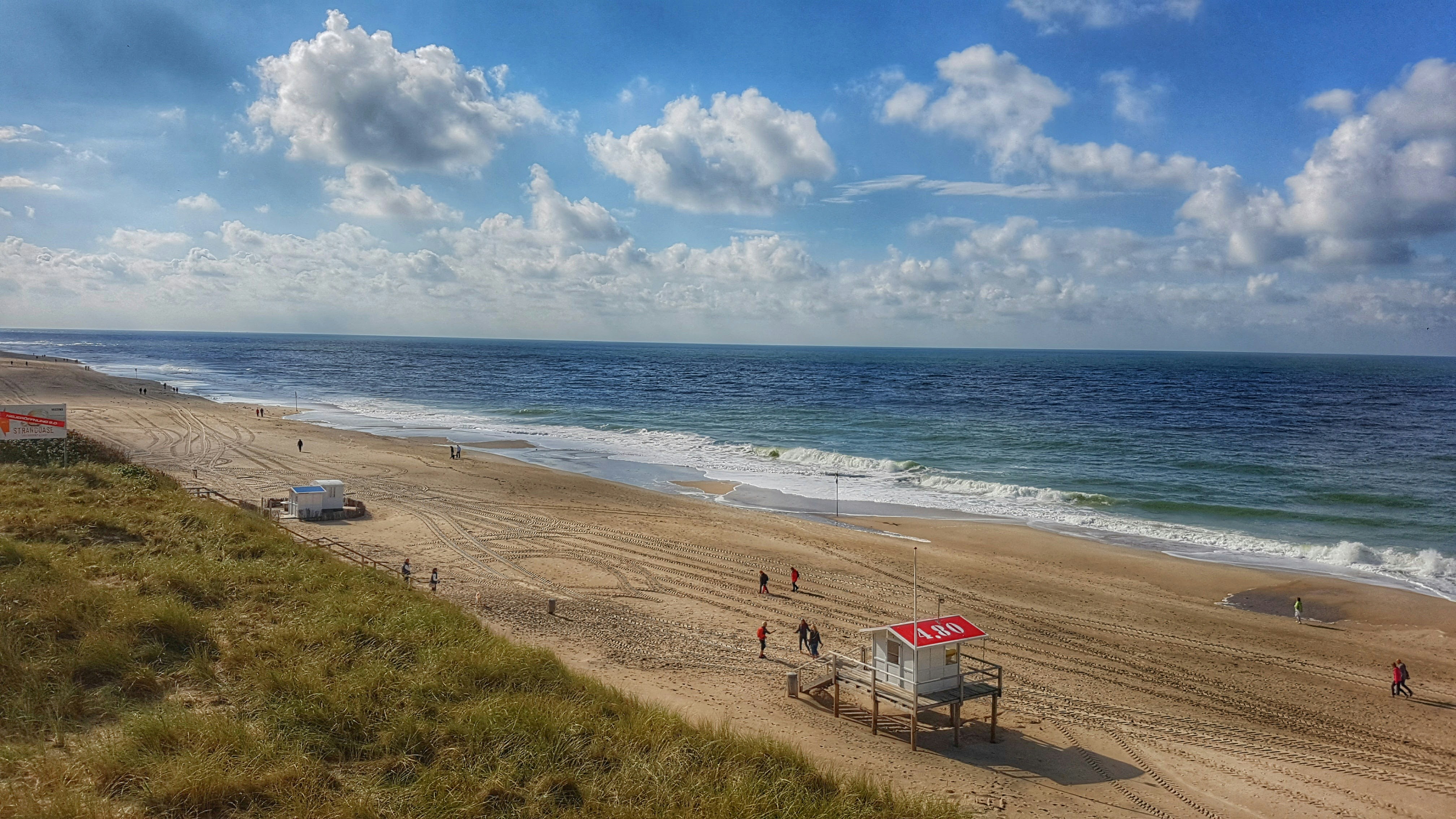 Menschen am Strand tagsüber