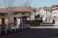 View of a quiet neighborhood street in León with tree-lined sidewalks.