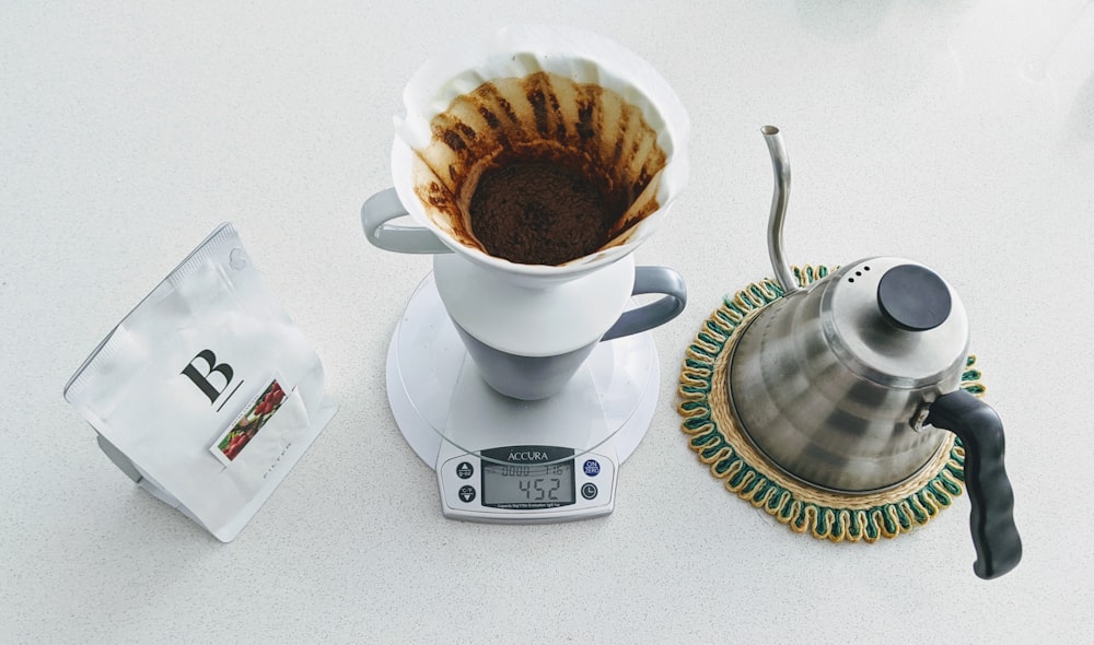 Tasse en céramique blanche sur soucoupe blanche