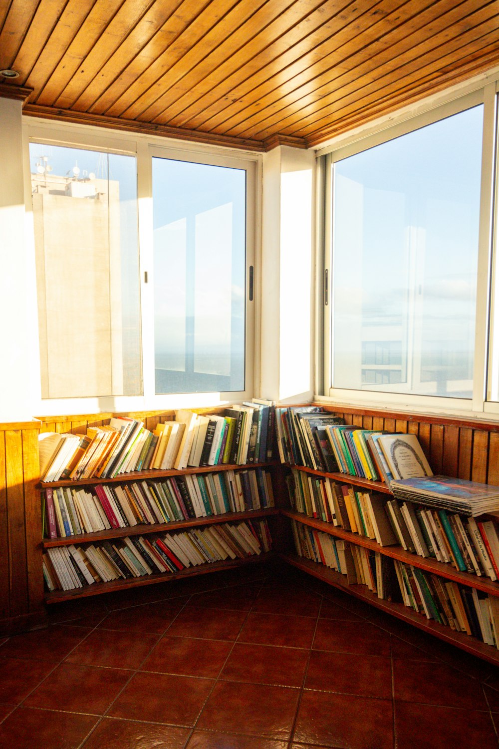 Libros en estantería de madera marrón