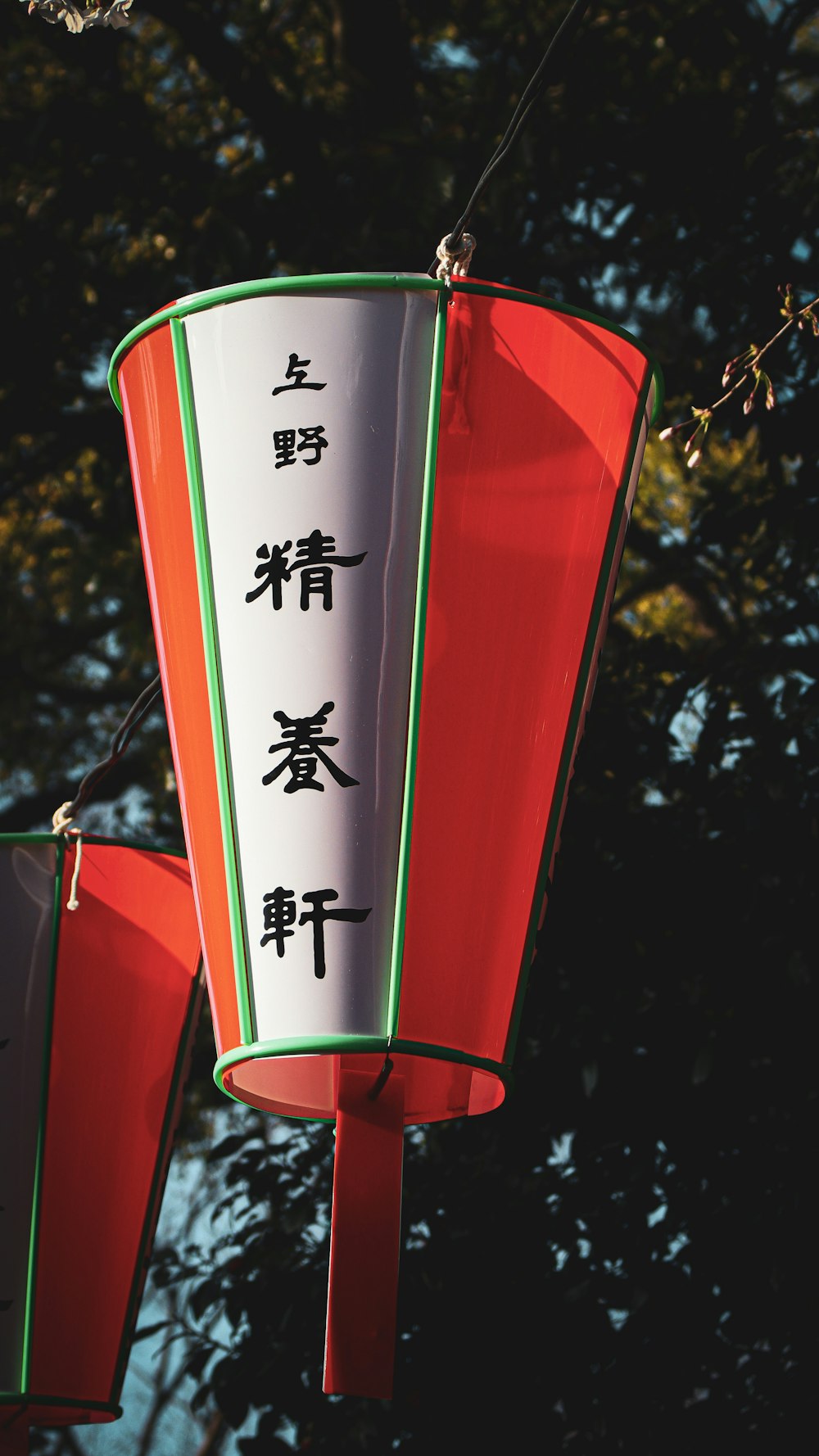 red and white starbucks coffee cup