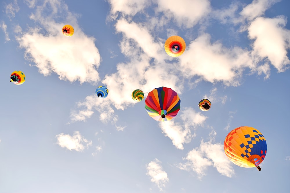 Heißluftballons am Himmel