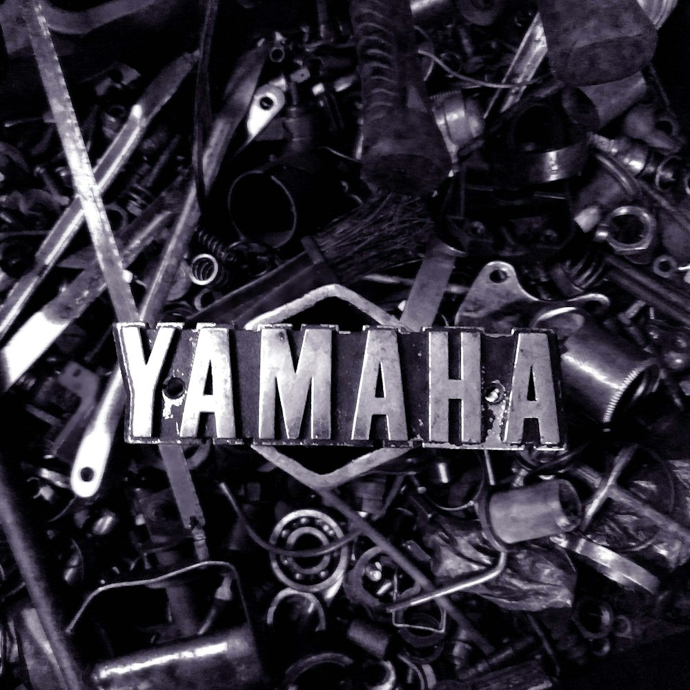 uma pilha de peças de metal com a palavra yamaha sobre eles