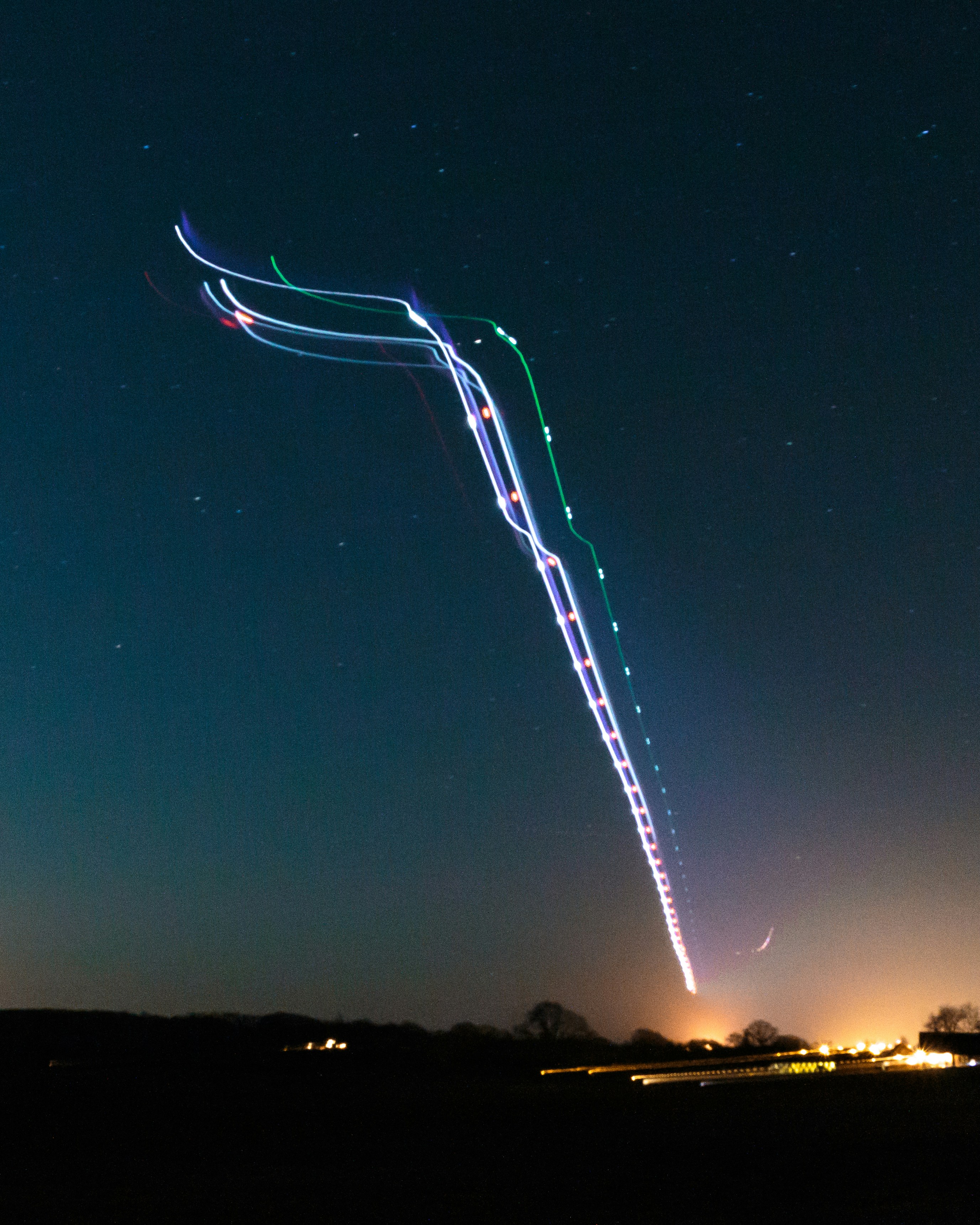 Silueta de montaña bajo cielo azul con relámpagos durante la noche foto –  Imagen de Espacio gratuita en Unsplash, image size:3000x3751