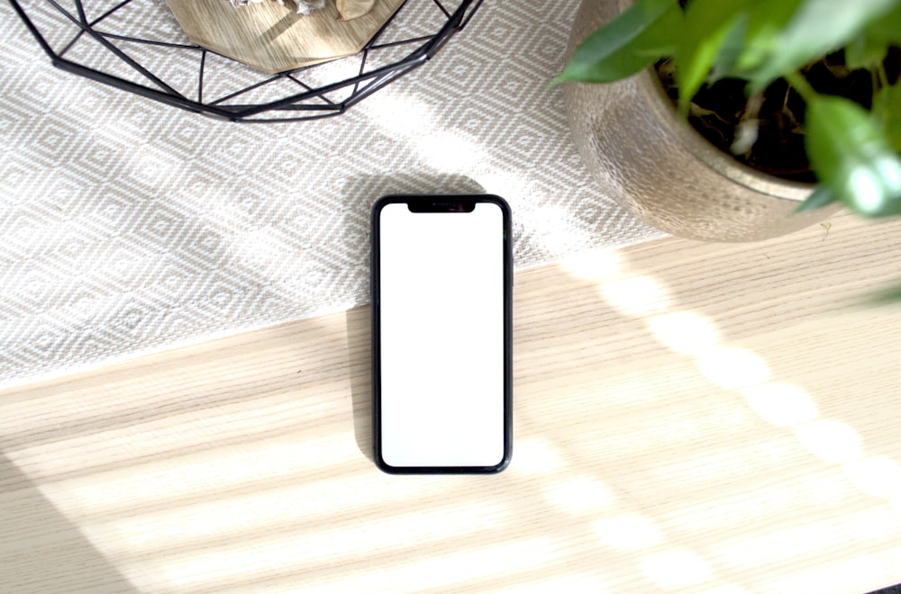 iPhone 5 C blanco sobre mesa de madera marrón