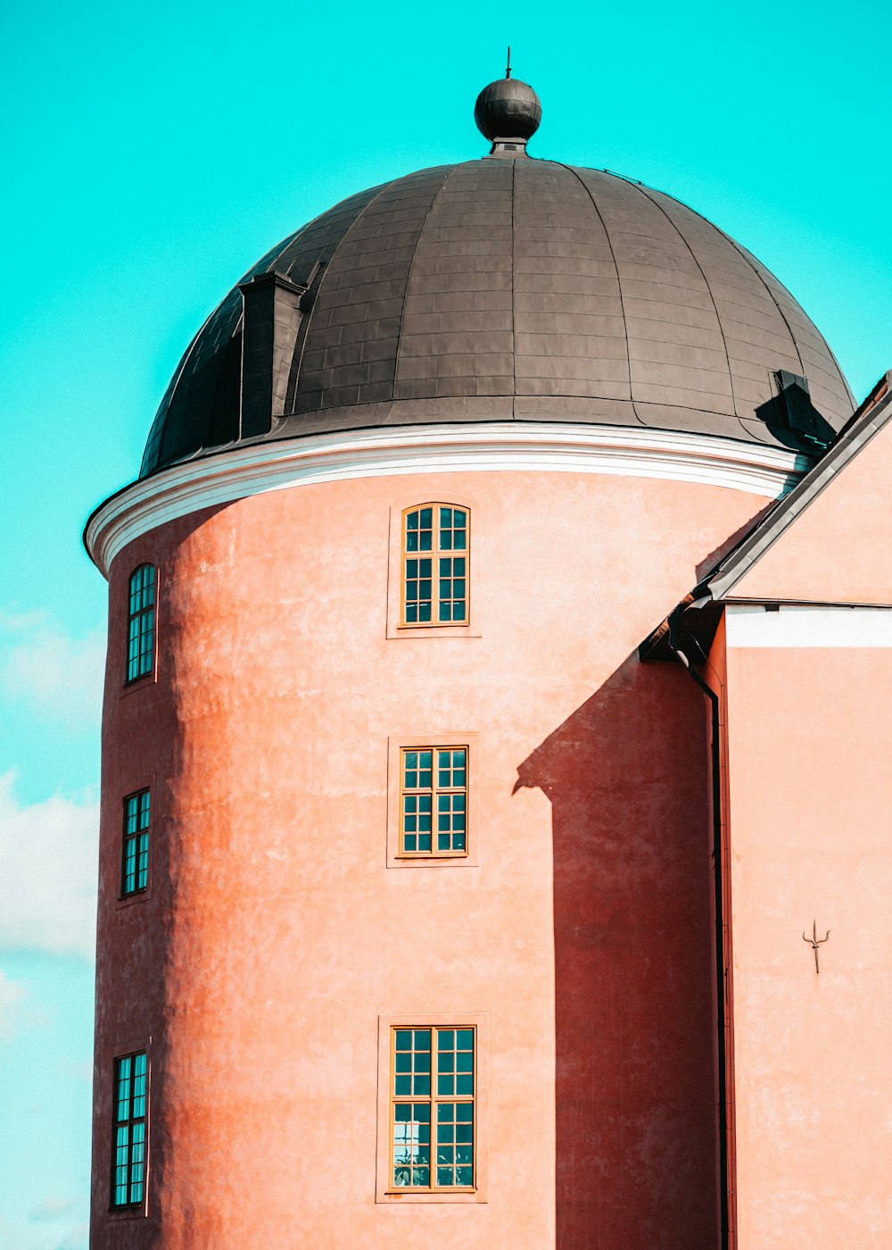 un grande edificio con una cupola in cima