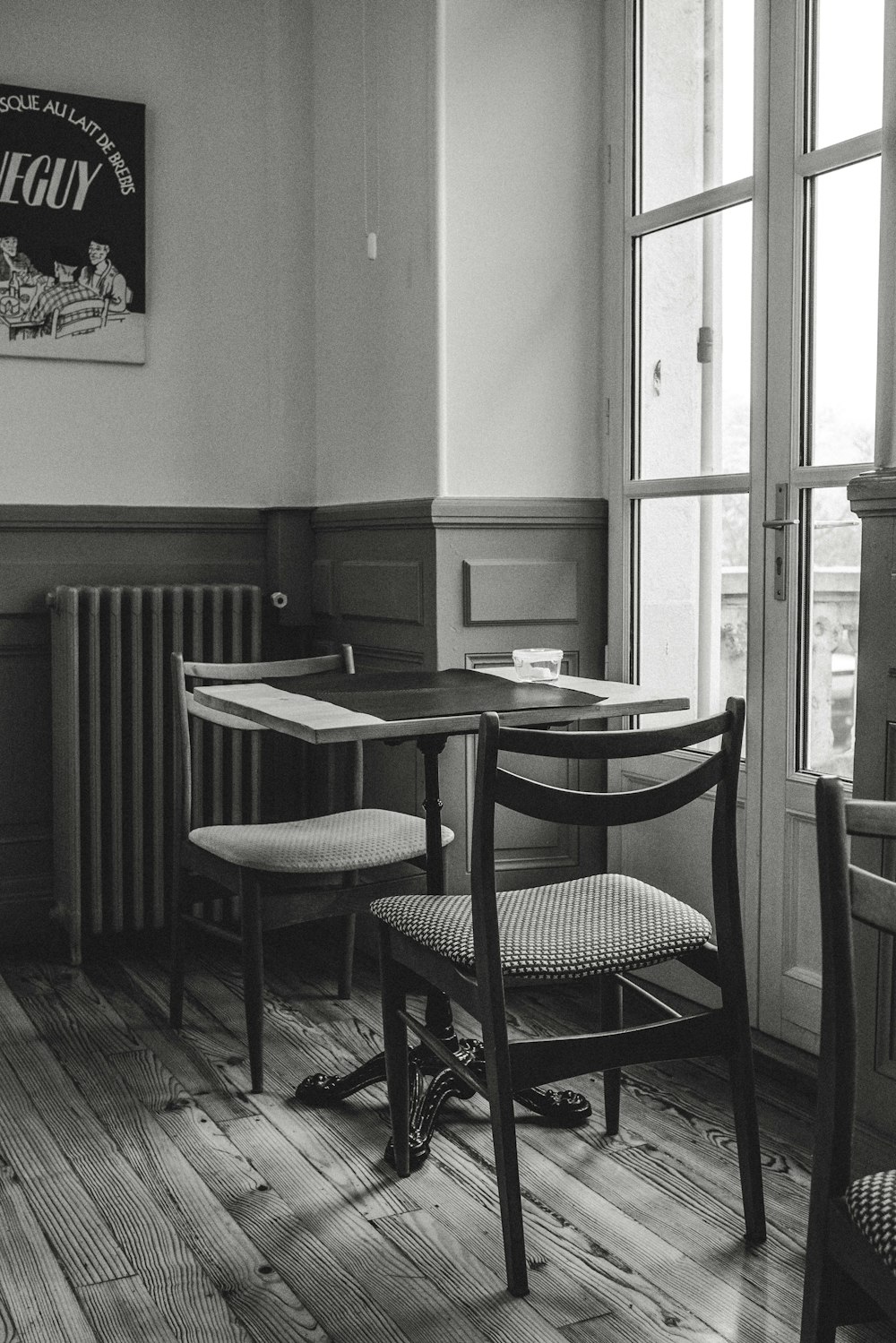 grayscale photo of table and chairs