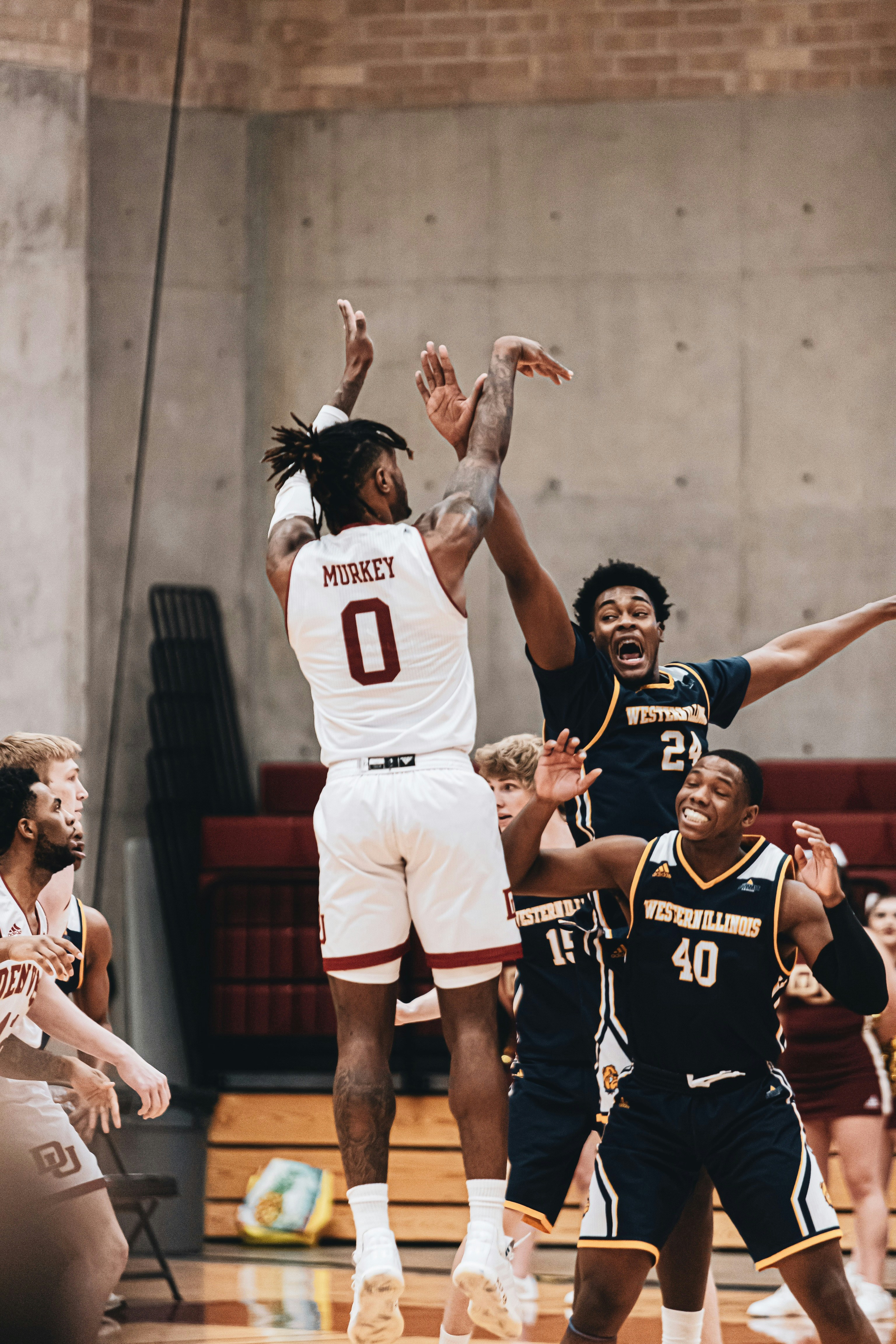 Basketbalwedstrijd met spelers die naar de basket springen