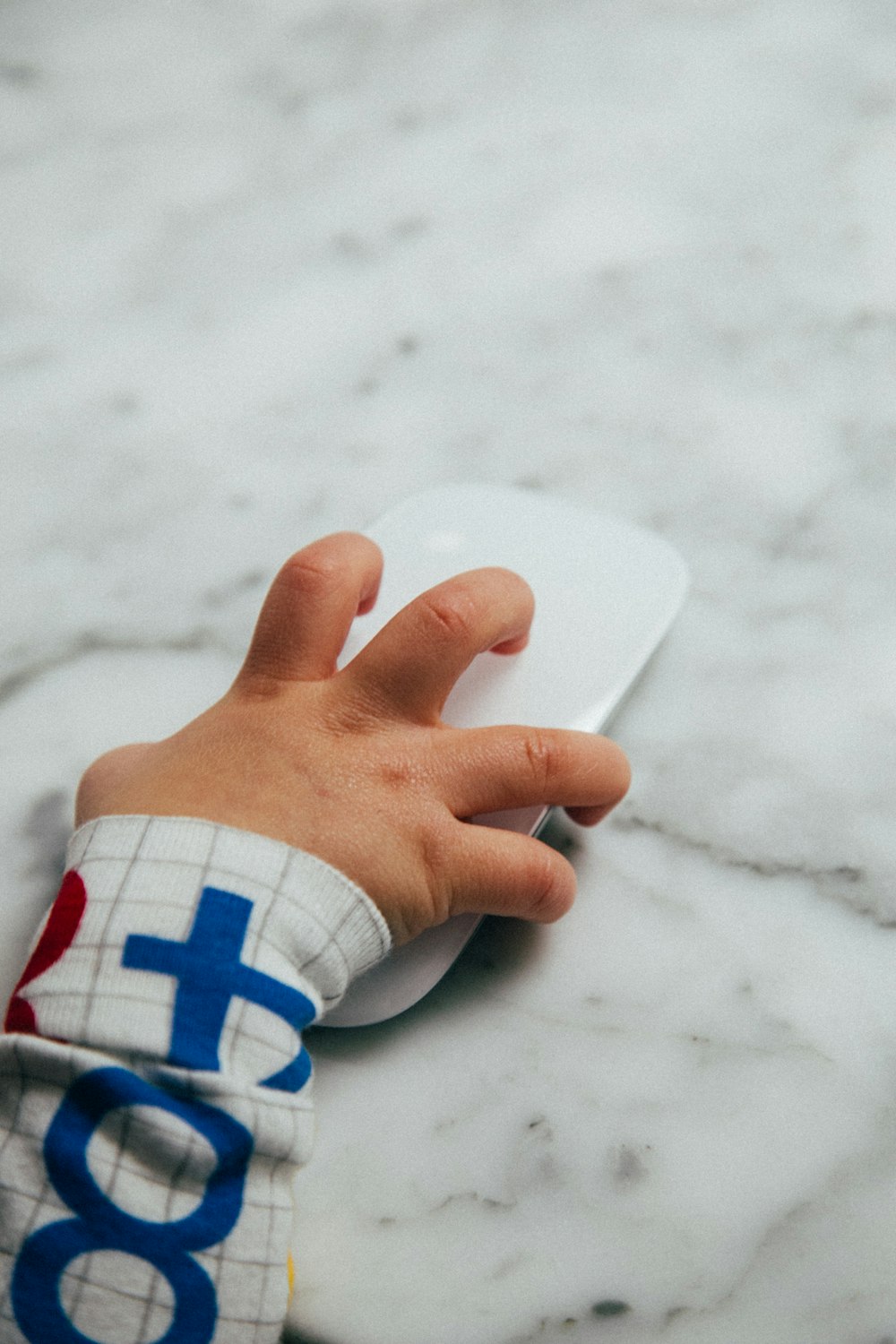 Personen Hand auf weißem herzförmigem Papier