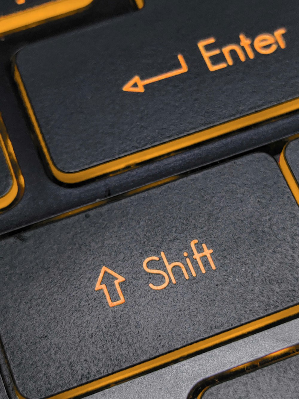 teclado de computador preto e amarelo