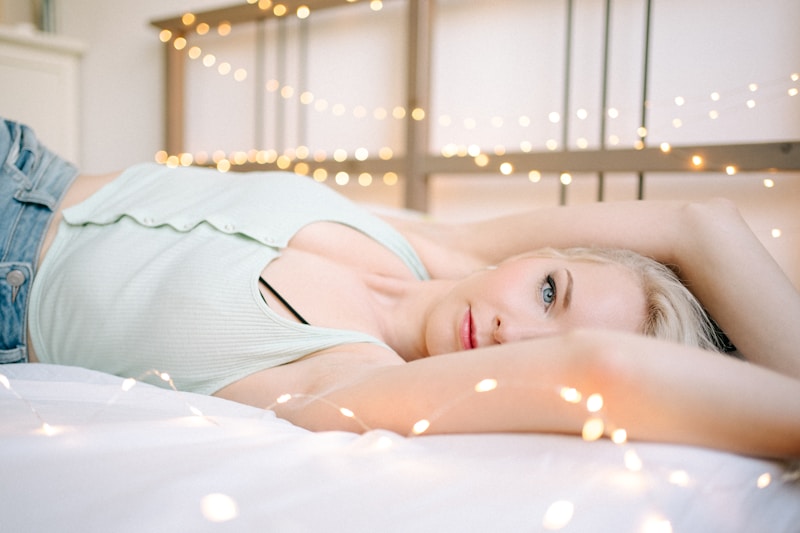 Sugar baby sensuelle allongée sur lit
