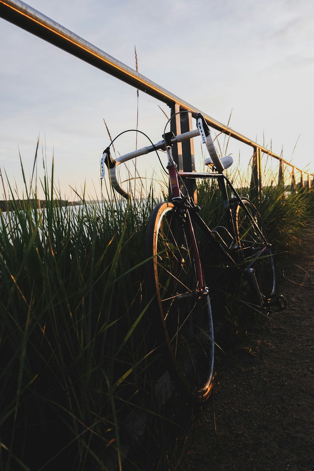낮 동안 푸른 잔디밭에 검은 자전거