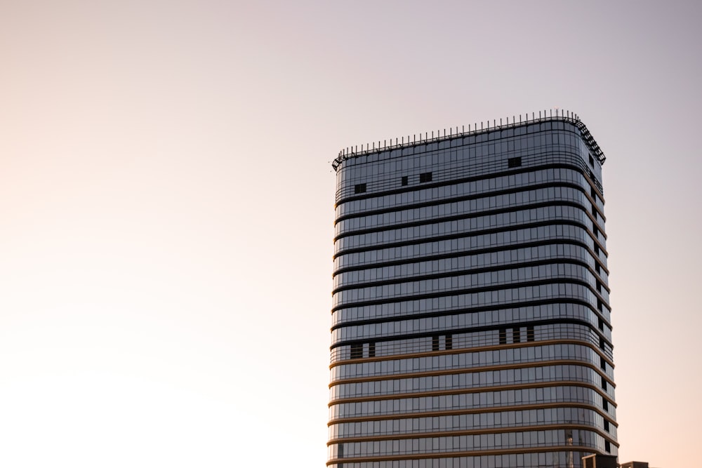 edifício de concreto marrom e branco