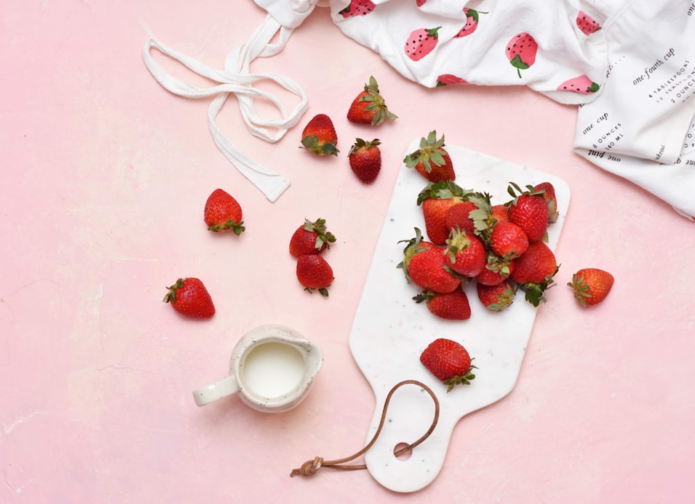 fresas en plato de cerámica blanca