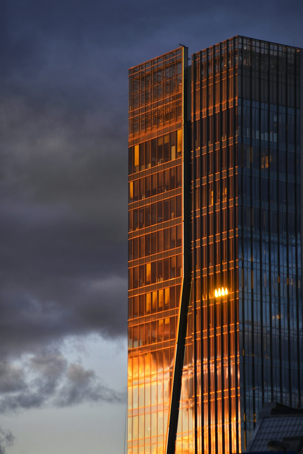갈색과 검은 색 고층 건물