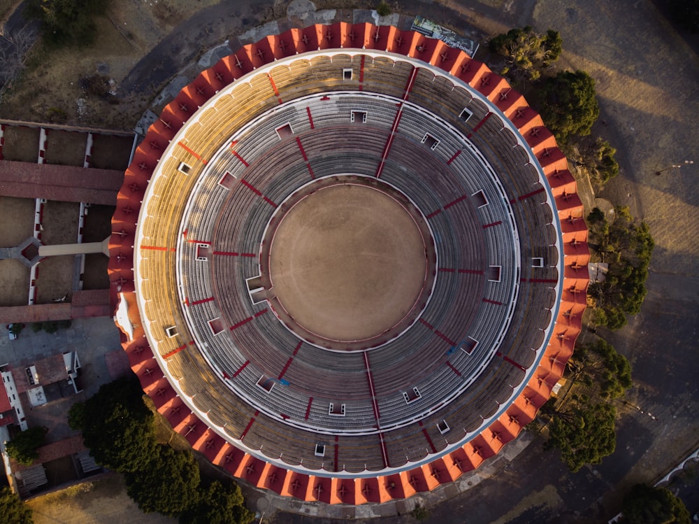 Estadio redondo marrón y gris