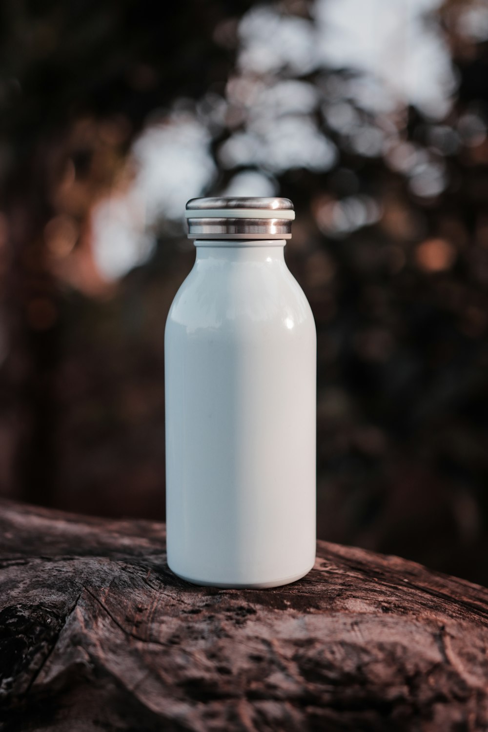 透明なガラス瓶に入った白い牛乳