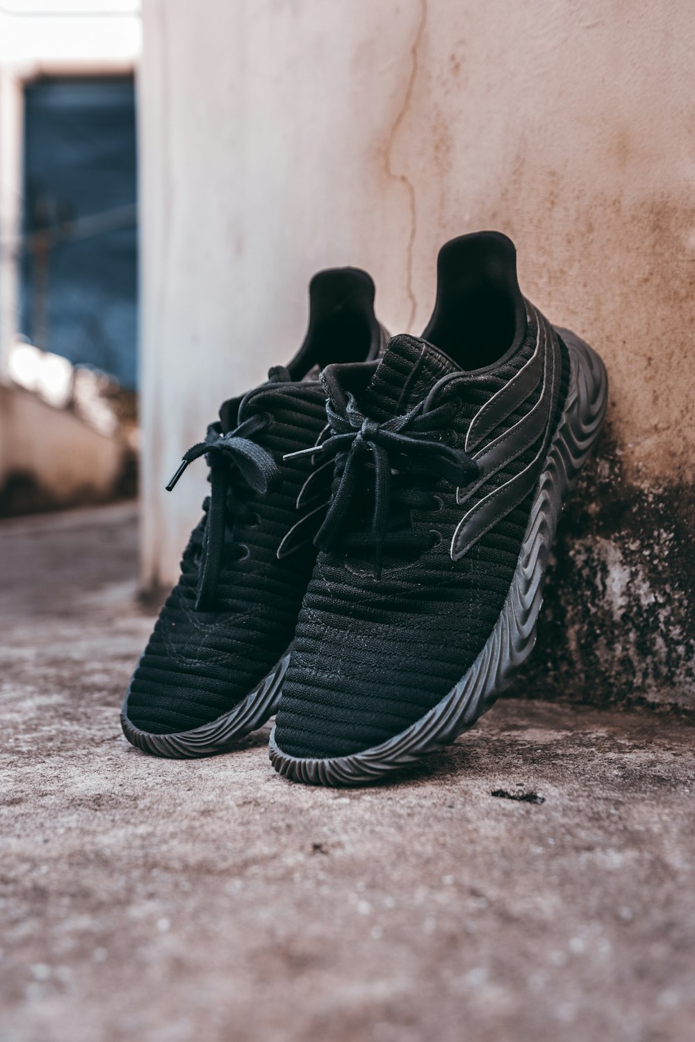 Foto Adidas yeezy boost 350 v blancas y negras – Imagen Negro Unsplash