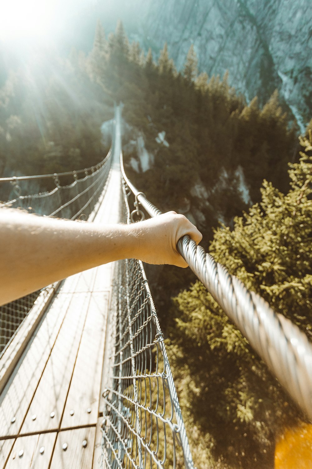 Persona en el puente durante el día