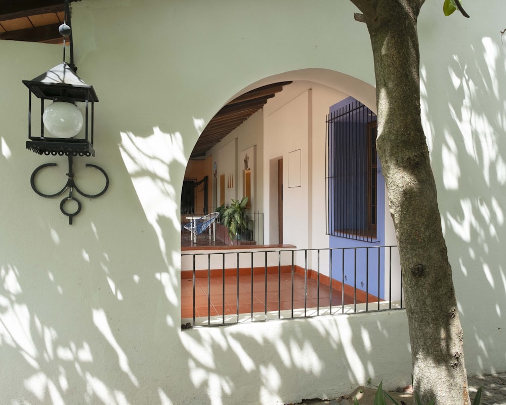 Porte en bois bleu sur bâtiment en béton blanc