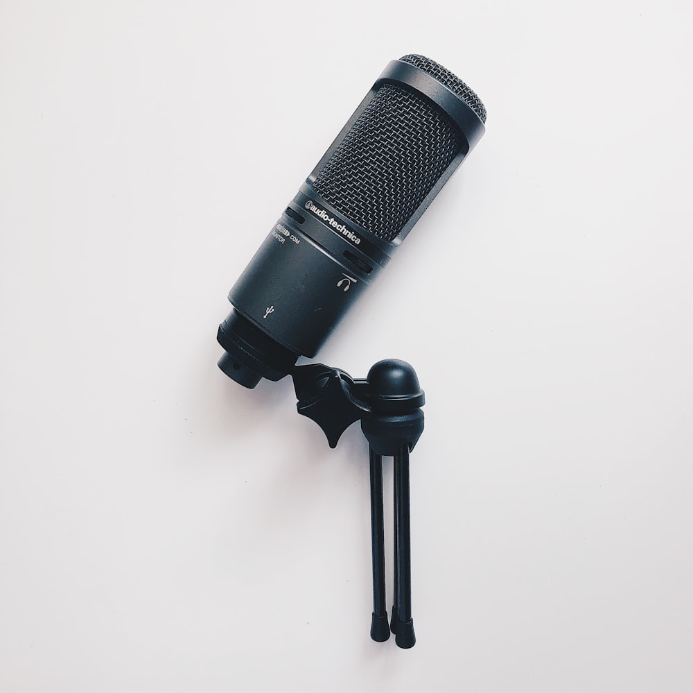 microphone noir sur surface blanche