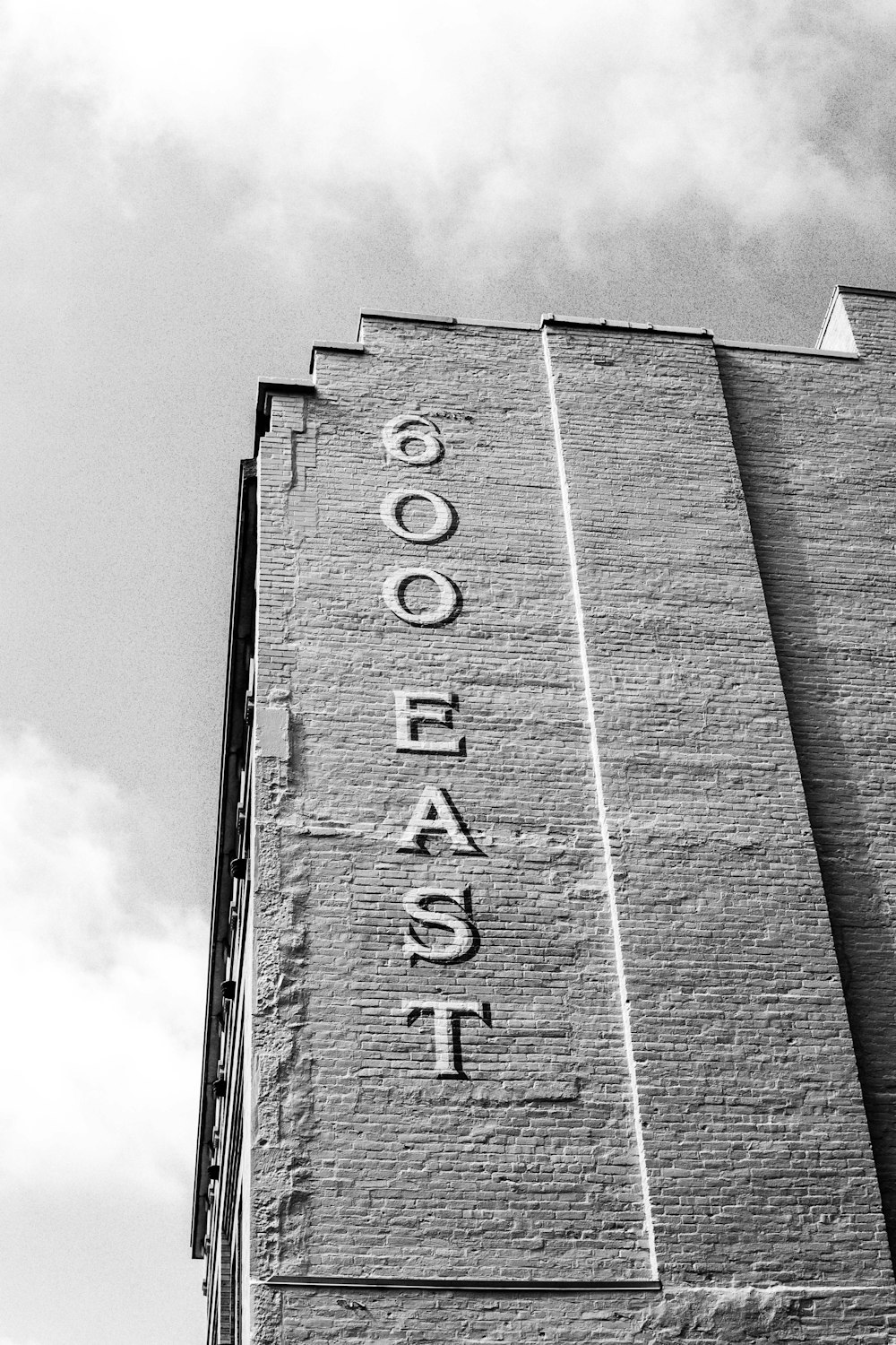 Una foto in bianco e nero di un edificio alto