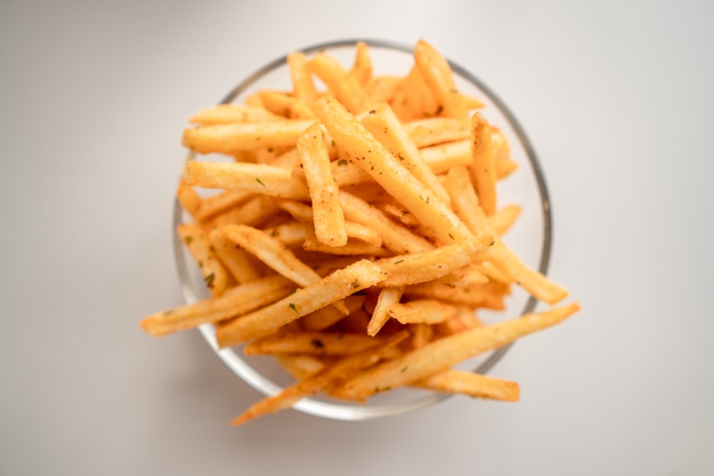 frites sur assiette en céramique blanche