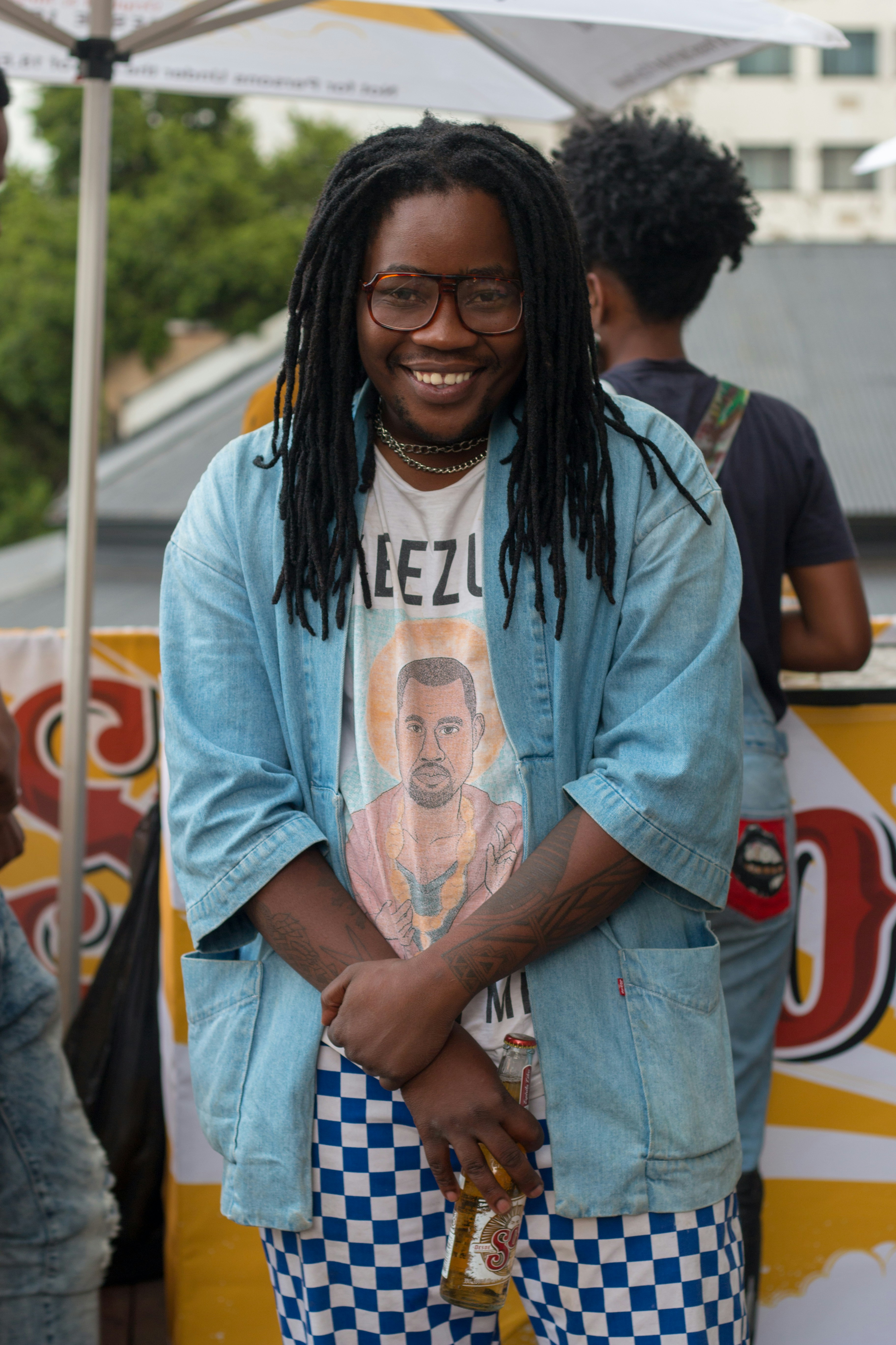 mulher na camiseta azul do pescoço da tripulação sorrindo