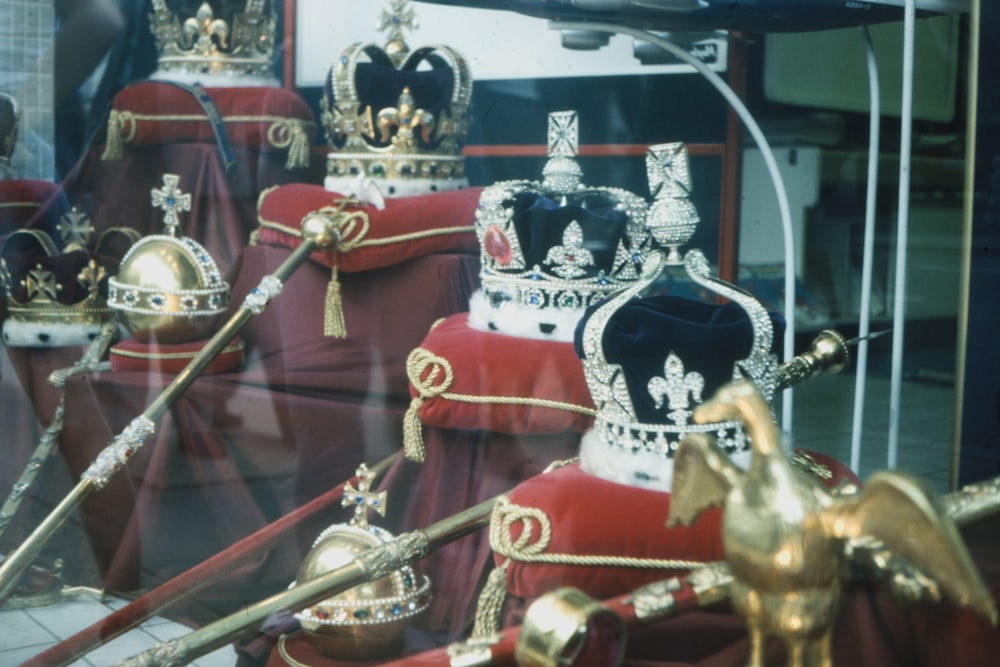 troféu dourado e vermelho na prateleira de vidro