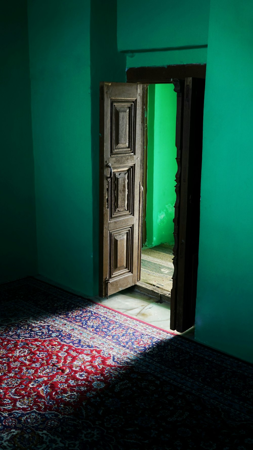 녹색 페인트 벽에 갈색 나무 문