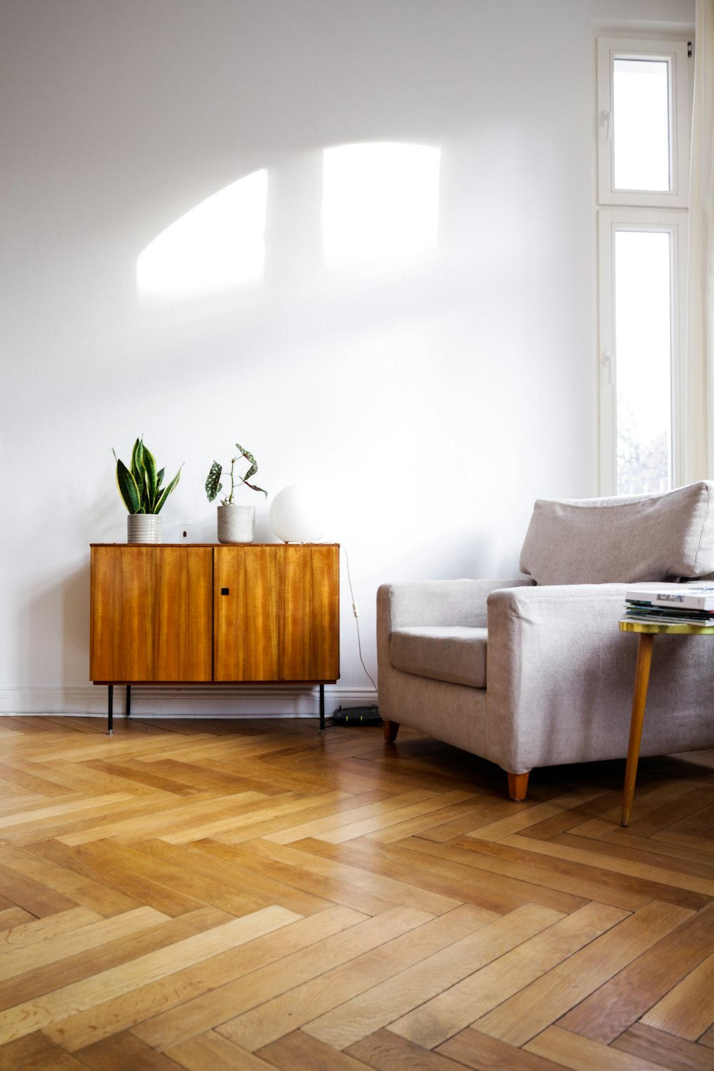 Mesa de madera marrón junto a sofá gris