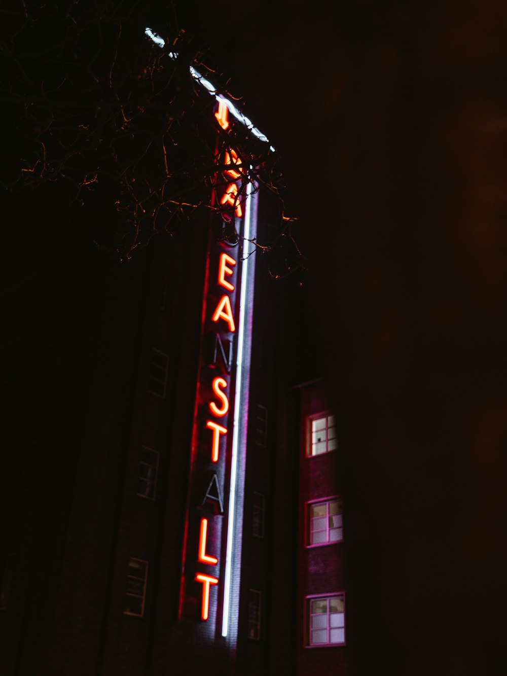 Edificio iluminado en rojo y negro durante la noche