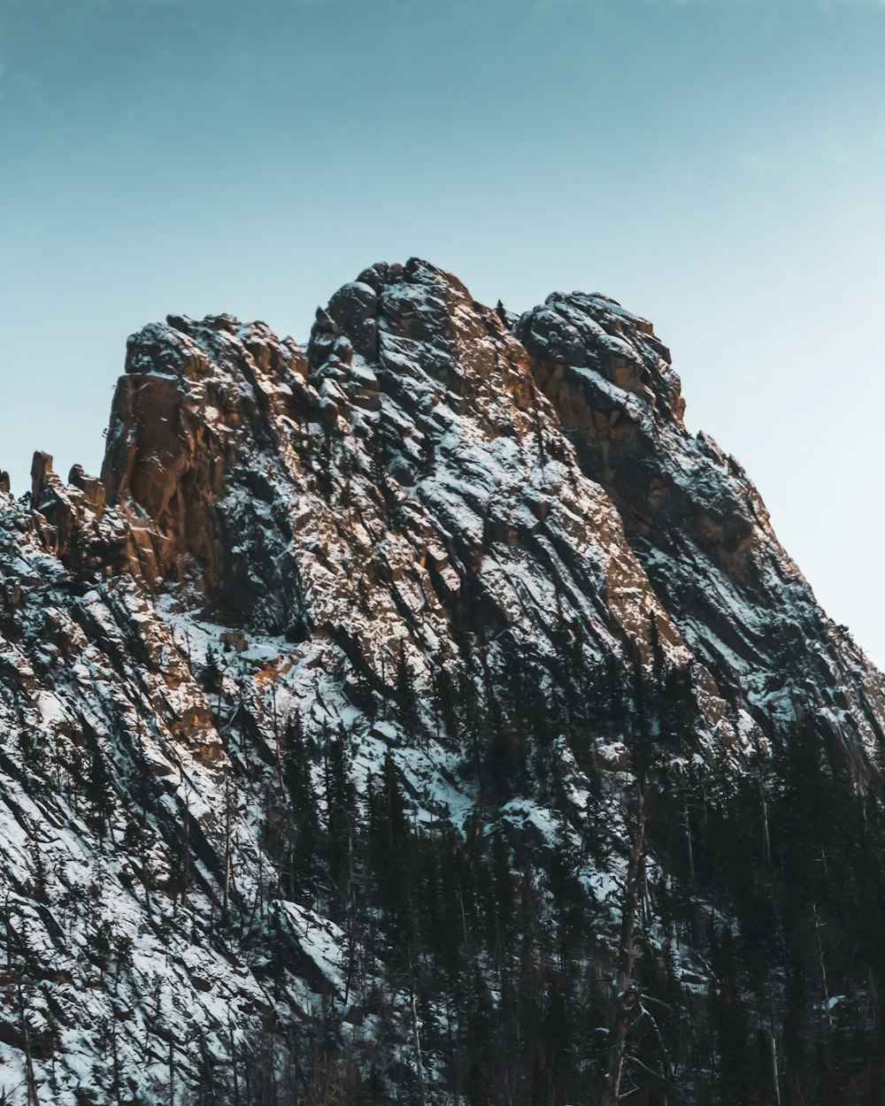 Montagna rocciosa marrone sotto il cielo blu durante il giorno