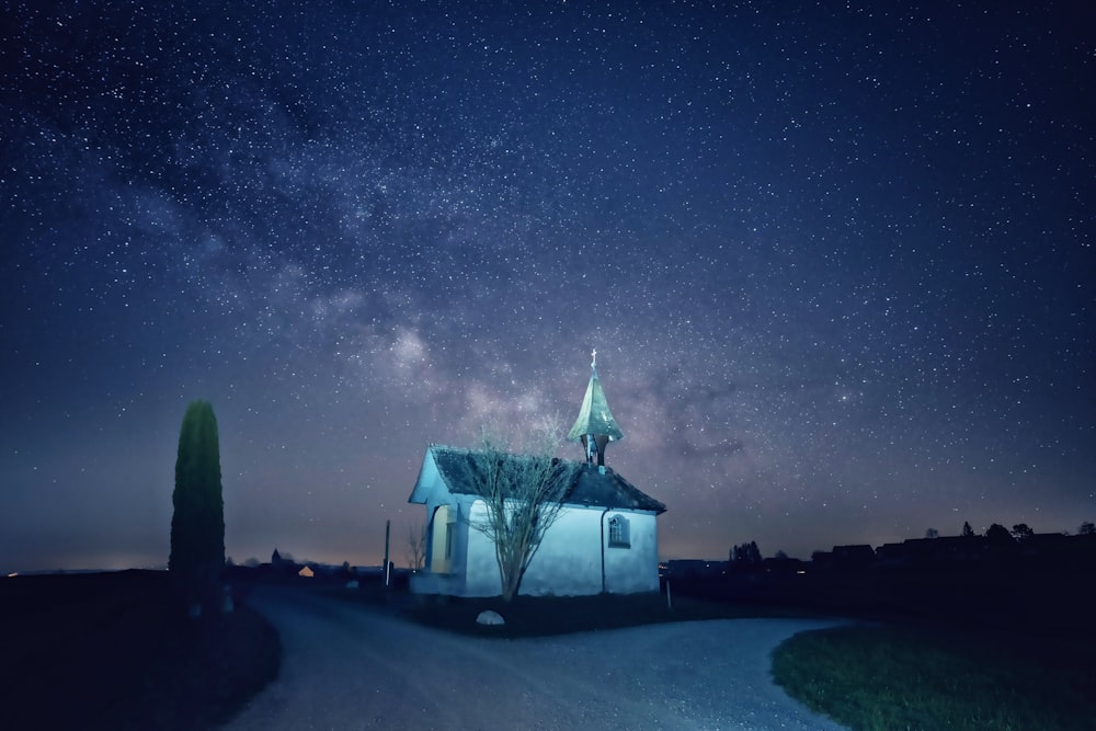 Casa blanca y negra bajo la noche estrellada