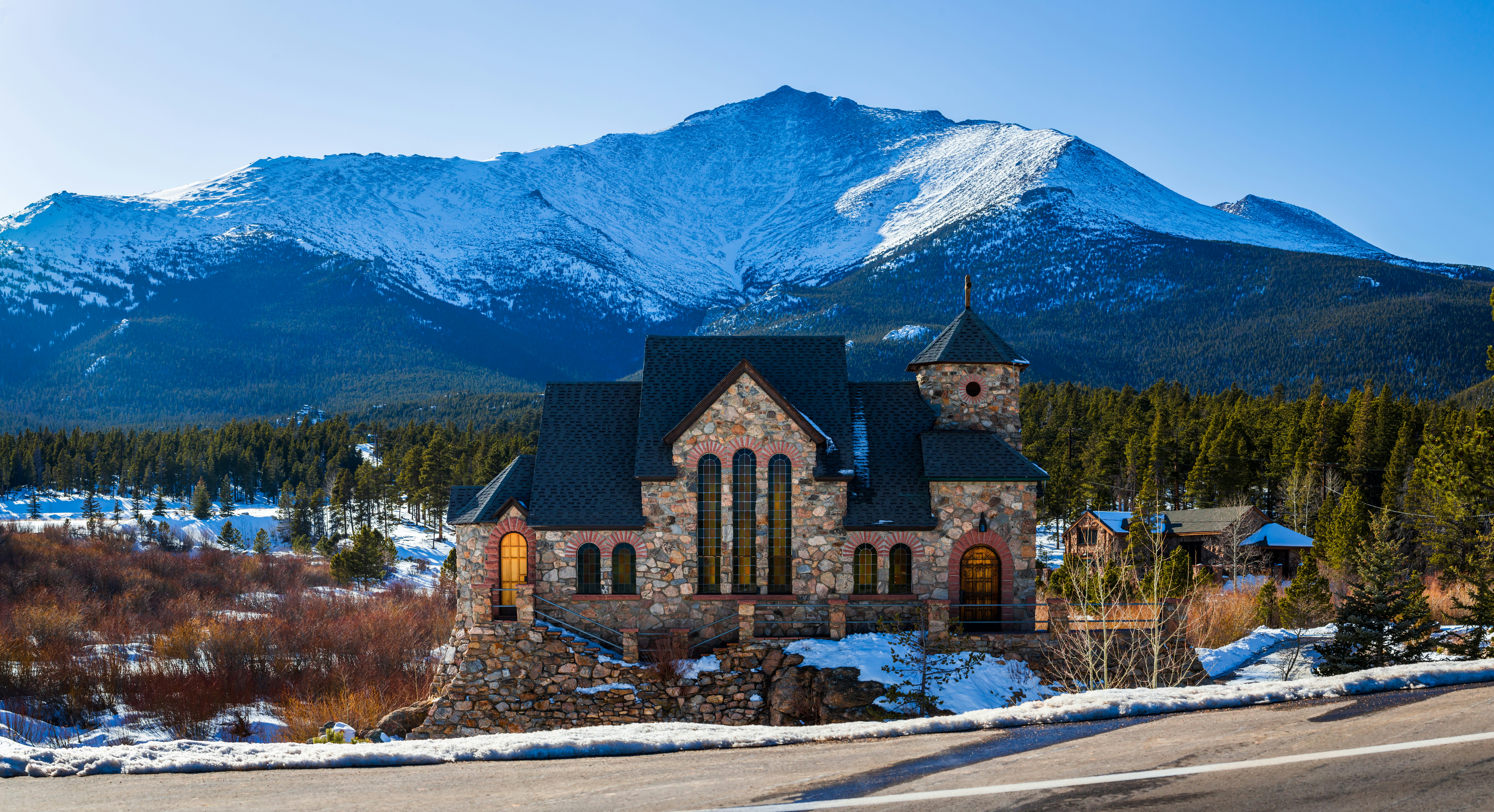 Braunes und schwarzes Betongebäude in der Nähe von Bergen tagsüber