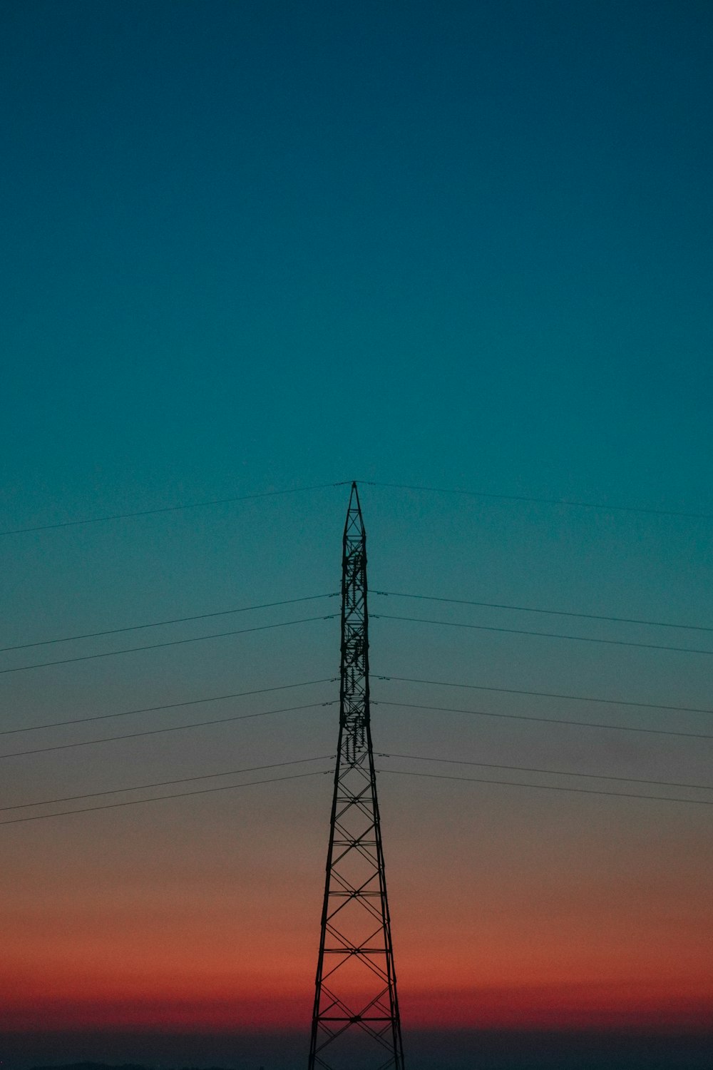 昼間の青空に映える黒い電柱